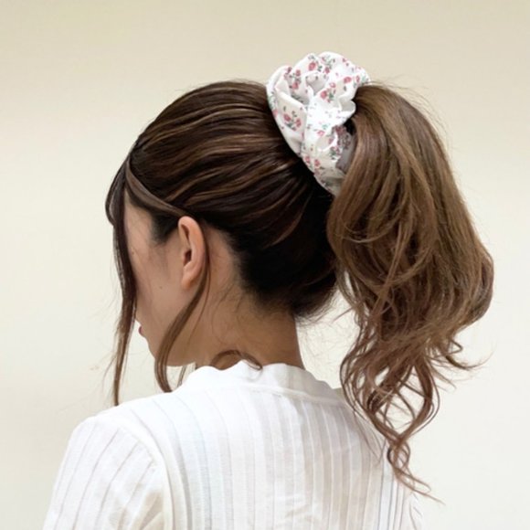 W♥C / Wego Japan large white floral scrunchie - Picture 4 of 5